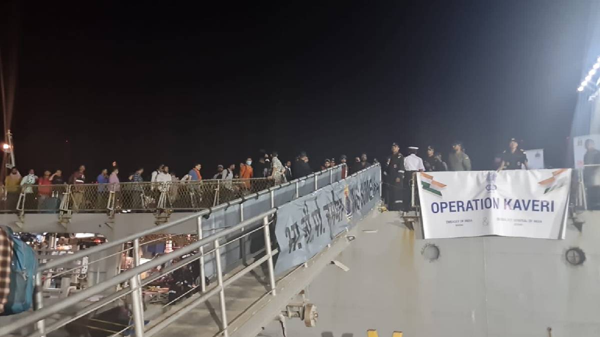 या युद्धनौकांमार्फत आता भारतीय नागरीकांना सौदी अरेबिया या देशातील Jeddah या बंदरापर्यंत आणलं जात आहे.