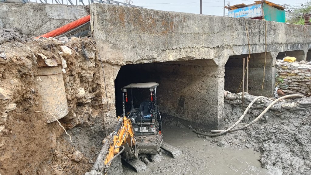 Waiting for the repair of the bridge on the Uran Panvel road Waiting for the repair of the bridge on the Uran Panvel road