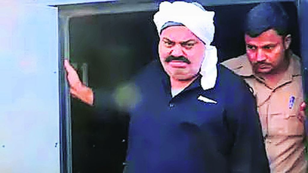अतिक अहमदची भावासह हत्या, प्रयागराजमध्ये पोलिसांच्या ताब्यात असतानाच ...