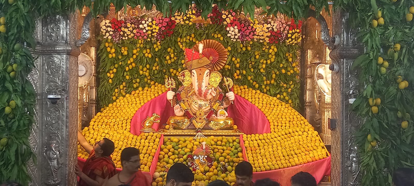 dagadusheth-ganpati-mango-decoration