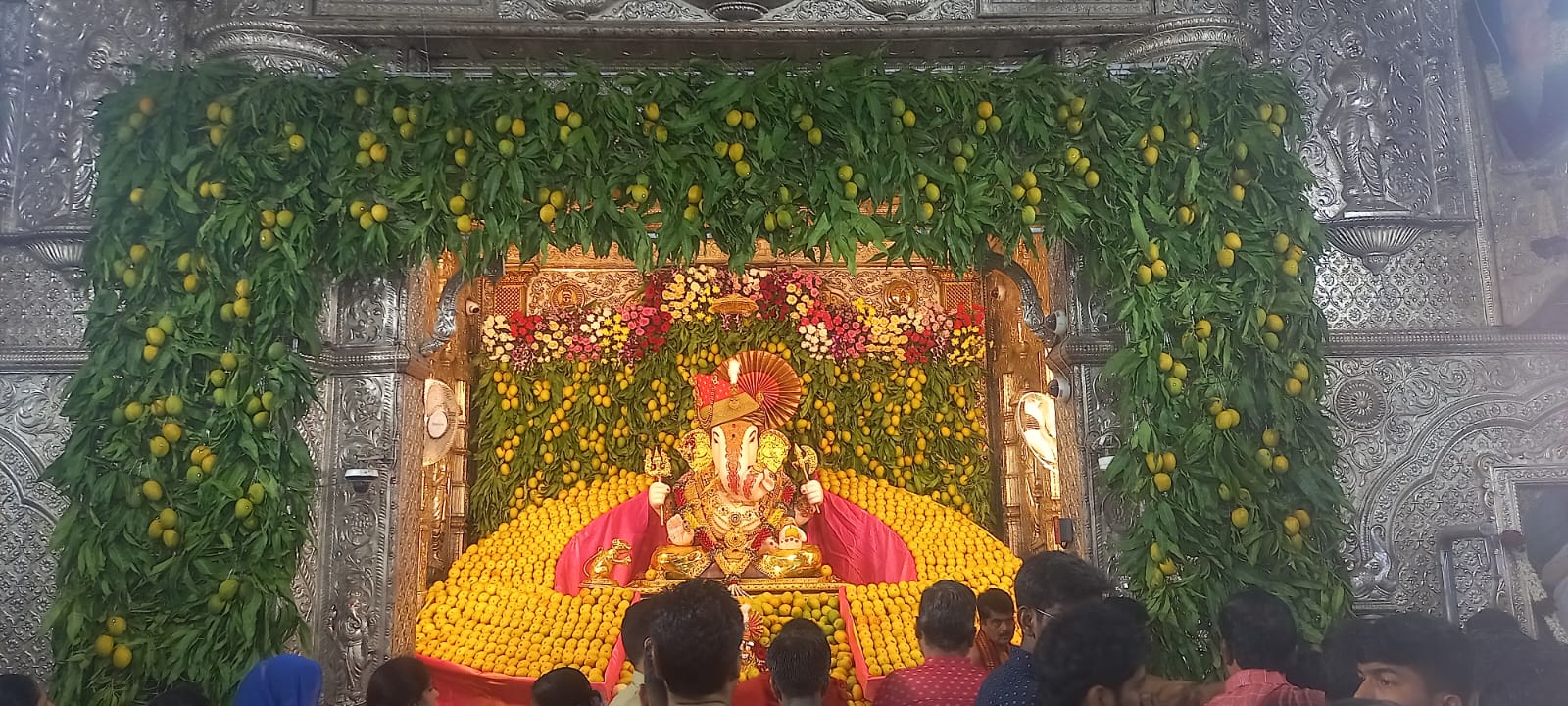 dagadusheth-ganpati-mango-decoration