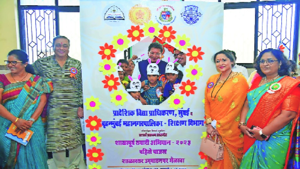 Deepak Kesarkar inaugurating the school preparation campaign