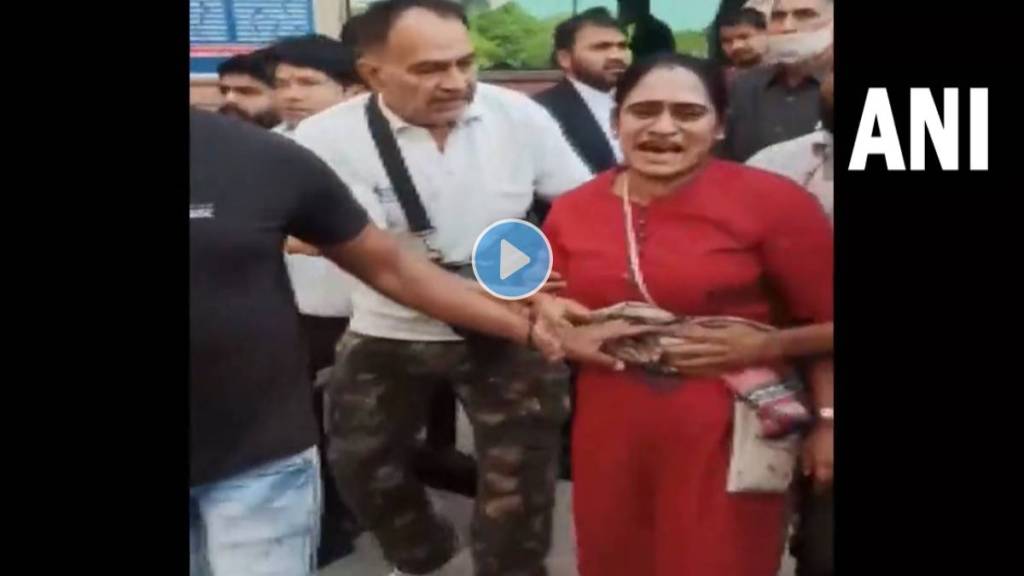 delhi saket court firing video