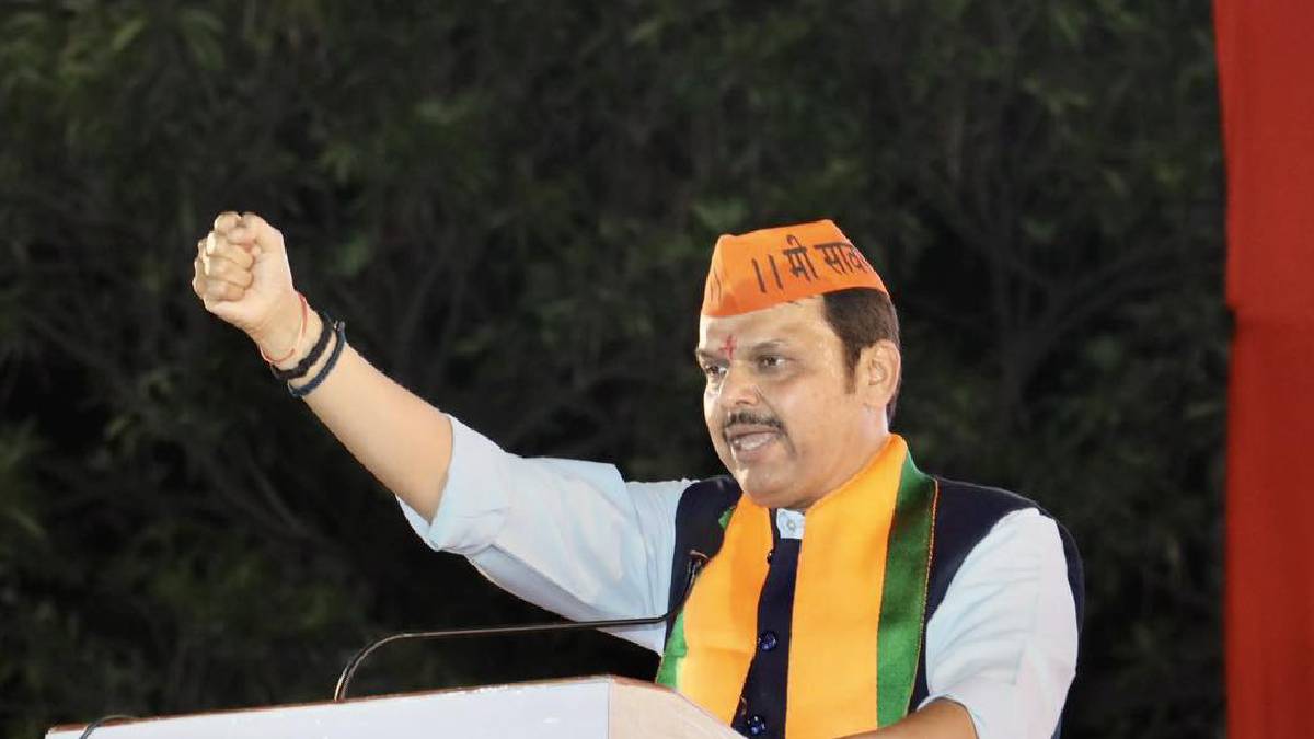 उद्धव ठाकरे यांनी मुख्यमंत्री असताना माजी पंतप्रधान राजीव गांधी यांच्या जयंतीदिनी प्रतिमेला पुष्पहार घातले.