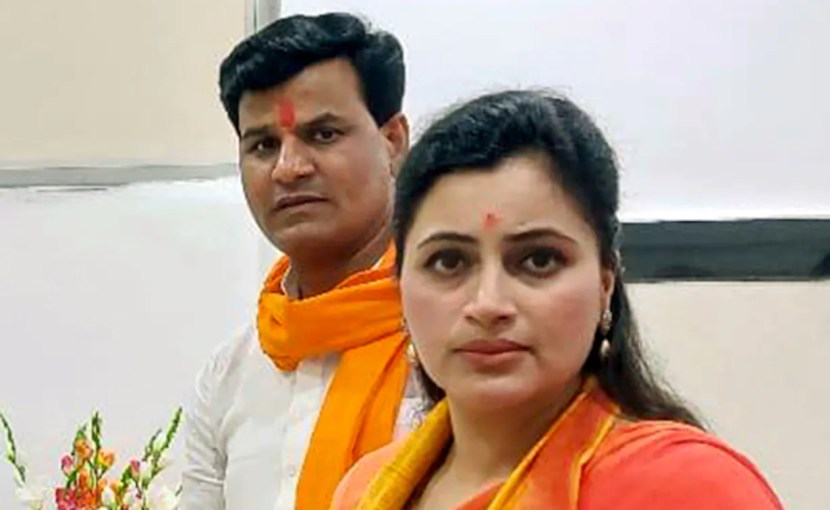 तेलुगू इंडस्ट्रीशी संबंधित प्रसिद्ध अभिनेत्री नवनीत कौर यांनी नेते रवी राणासोबत लग्न करून सर्वांना आश्चर्यचकित केले.
