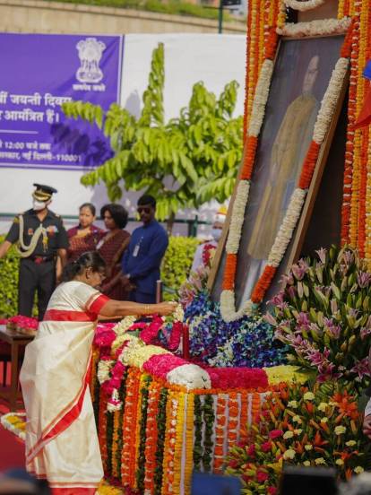 राष्ट्रपती द्रौपदी मुर्मू यांनीही बाबासाहेबांच्या प्रतिमेला पुष्पहार अर्पन करत त्यांना आदरांजली वाहिली.