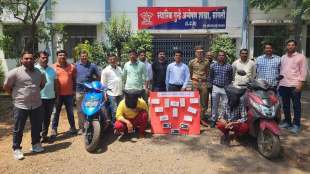 2 men held for snatching mobile phones