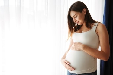 गर्भवती महिलांसाठी थिएटरमध्ये चित्रपट पाहणे सुरक्षित आहे का? (Freepik)