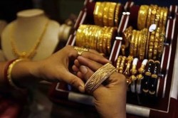 Gold Rate Today : अक्षय्य तृतीयेच्या तीन दिवस आधीच सोने १,६५१ रुपयांनी स्वस्त; १० ग्रॅमचा भाव काय?