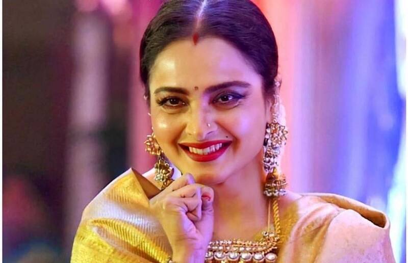 . यामागचे कारण म्हणजे तिचे वडील जैमिनी गणेशन यांनी तिला त्यांचं नाव दिलं नव्हतं.