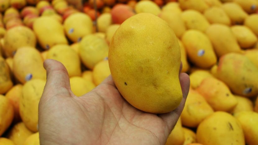 why are mangoes soaked in water before eating