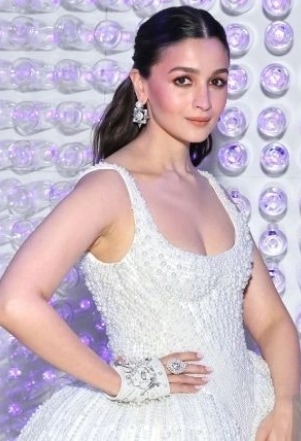 प्राबल गुरंग (Prabal Gurung) या अमेरिकन फॅशन डिझायनरनं आलियाचा ड्रेस डिझाईन केला होता.