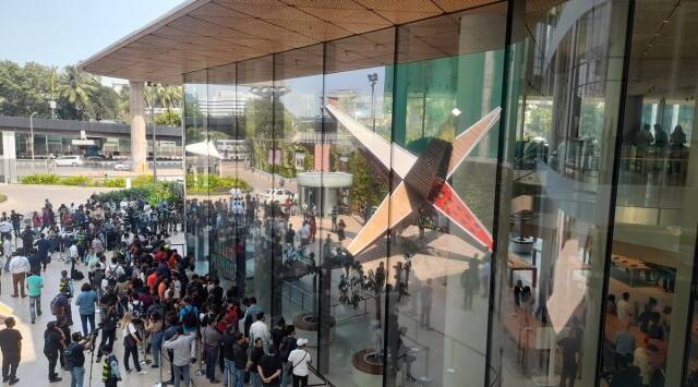 Apple कंपनीच्या प्रत्येक प्रोडक्टसाठी खूप जास्त पैसे मोजावे लागतात. त्याचप्रमाणे कंपनी आपल्या स्टोअरमधील कर्मचाऱ्यांनाही त्याच तोडीचा पगारही देते.