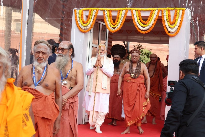 नव्या संसद भवनाचं उद्घाटन होण्यापूर्वी तामिळनाडूच्या अधिनम संतांनी पंतप्रधान नरेंद्र मोदींची भेट घेत, संगोल सुपूर्द केलं होतं. सेंगोल राजदंड ज्यांच्याकडं सुपूर्द करण्यात येतं, त्यांच्याकडून न्यायाची आणि निष्पक्षपाती सरकारची अपेक्षा केली जाते, असं सांगितलं जातं. (फोटो - नरेंद्र मोदी ट्विटर)