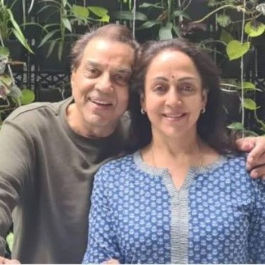 बॉलीवुड की ड्रीम गर्ल हेमा मालिनी आणि अभिनेते धर्मेद यांच्या लग्नाला आज ४३ वर्षे पूर्ण झाली.
