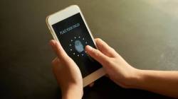 मृत व्यक्तीच्या Fingerprint चा वापर करुन त्याचा स्मार्टफोन Unlock करणं शक्य असते का? जाणून घ्या..
