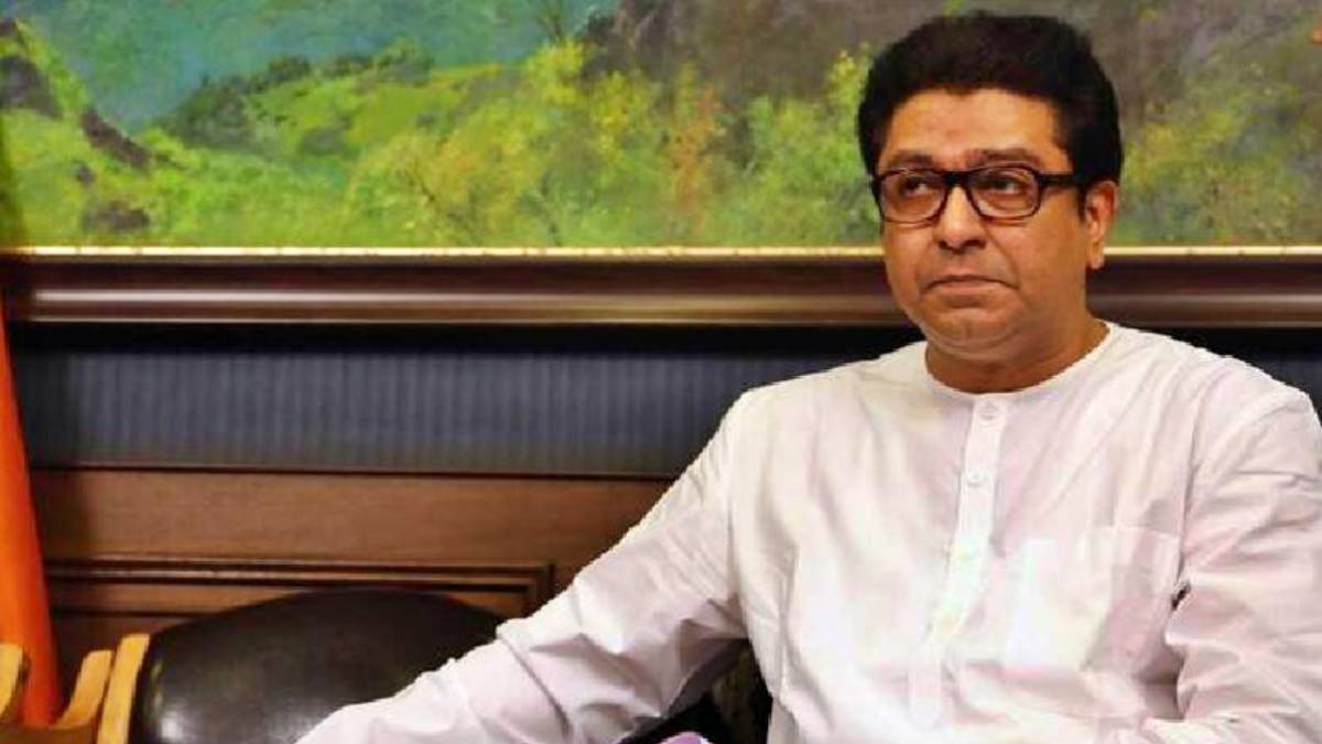 माझ्यावर अनेक गुन्हे दाखल आहेत. त्याप्रकरणी मला न्यायालय किंवा पोलिसांकडून नोटीस येतात. त्यातील त्यांची भाषा वाचल्यावर आपल्याला सोडलंय की अटक केली हेच कळत नाही. इतकी ती भाषा गुंतागुंतीची असते - राज ठाकरे