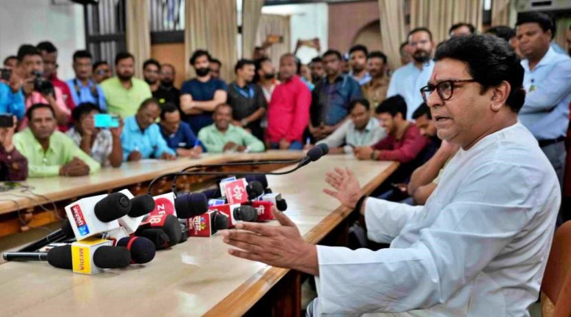माहीमच्या मगदूम बाबाच्या दर्ग्यावर उरूसावेळी तिथे जी चादर चढवली जाते ती माहीम पोलीस स्टेशनचा कॉन्स्टेबल चढवतो - राज ठाकरे