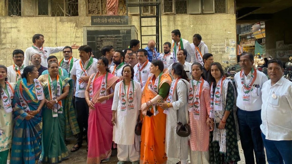 The controversy over the statue in Maharashtra Sadan has repercussions in Nagpur The controversy over the statue in Maharashtra Sadan has repercussions in Nagpur