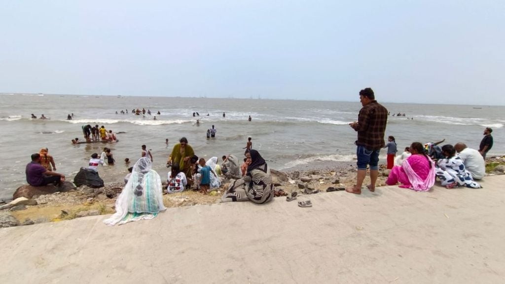 Tourists Pirwadi beach