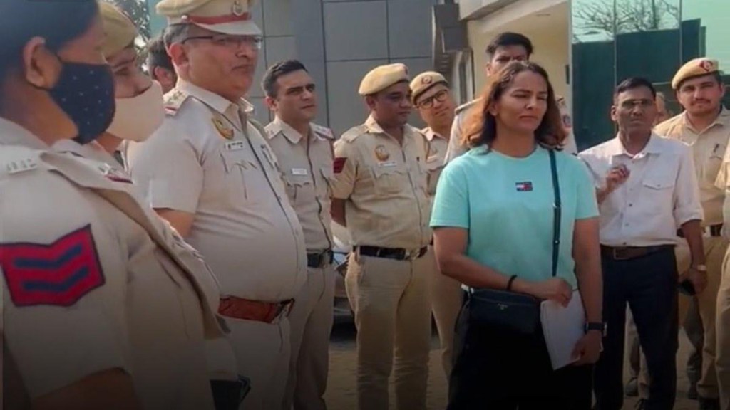 The protest of wrestlers at Jantar Mantar in capital has one more move wrestler Geeta Phogat and her husband arrested by Delhi Police The protest of wrestlers at Jantar Mantar in capital has one more move wrestler Geeta Phogat and her husband arrested by Delhi Police