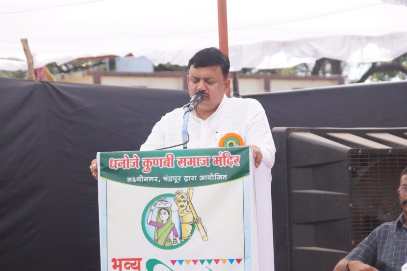 २०१४ पर्यंत वेगवेगळी आंदोलने आणि संघटनात्मक बांधणी करत धानोरकर यांनी शिवसेनेसाठी मतदारसंघ अनुकूल केला. परिणामी शिवसेनेच्या तिकिटावर त्यांनी आमदारकी जिंकली. तेव्हाचे कॅबिनेट मंत्री दिवंगत संजय देवतळे यांचा पराभव केला. (फोटो - बाळू धानोरकर/फेसबूक)