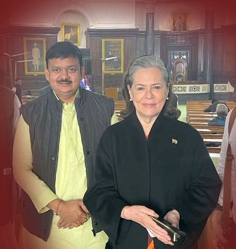 या मतदारसंघातील भाजपाचे खासदार हंसराज अहीर केंद्रात कॅबिनेट मंत्री होते. परंतु, पक्षसंघटन, वेगवेगळी आंदोलने यामुळे मतदारांच्या मनात धानोरकरांविषयी विश्वास निर्माण झाला. कार्यकर्त्यांची साथ व भक्कम जनसंपर्क या बळावर त्यांनी भाजपच्या बालेकिल्ल्यात विजय मिळवला. (फोटो - बाळू धानोरकर/फेसबूक)