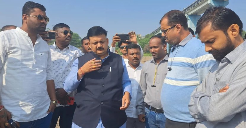 शिवसेनेच्या भद्रावती शहरातील स्थानिक शाखेचे प्रमुख, त्यानंतर तालुका प्रमुख ते २००६ मध्ये जिल्हा प्रमुख असा प्रवास करीत युतीच्या सुवर्णकाळात त्यांनी भाजपच्या दृष्टीने कधीच सर न झालेला वरोरा-भद्रावती विधानसभा मतदारसंघ पिंजून काढला. त्यांना २००९ साली शिवसेनेने याच क्षेत्रातून उमेदवारी दिली. मात्र यशाने थोडक्यात हुलकावणी दिली. (फोटो - बाळू धानोरकर/फेसबूक)