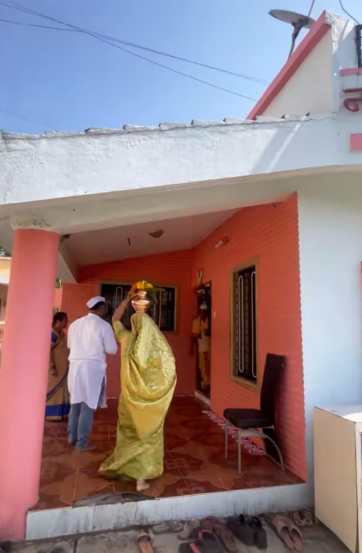 आता गौरीने तिच्या खऱ्या आई-वडिलांसह त्यांच्या नवीन घरात गृहप्रवेश केला आहे.