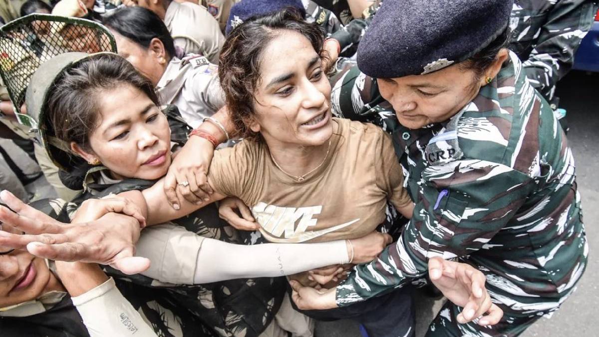 नव्या संसदेचं उद्घाटन होत असताना आमच्या मागण्यांकडे दुर्लक्ष केलं जात असल्याचं सांगत या खेळाडूंकडून जंतर-मंतरवरून कूच करत आज संसदेसमोर 'महापंचायत' भरवण्यात येणार होती.