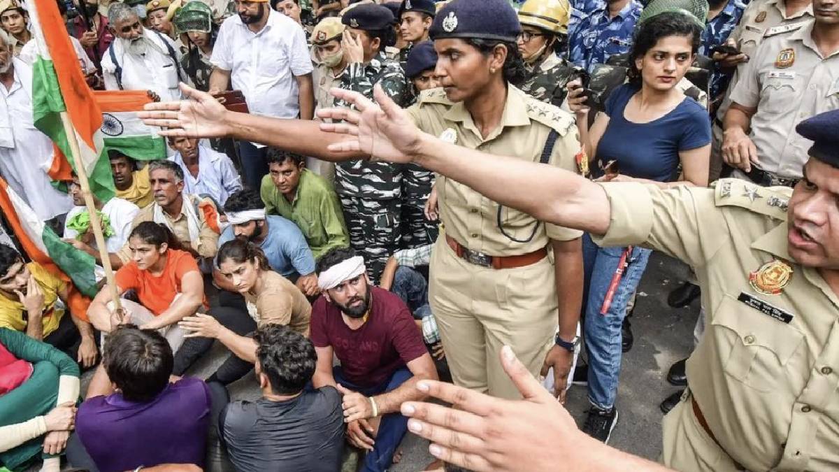 भारतीय कुस्ती महासंघाचे अध्यक्ष आणि भाजपा खासदार बृजभूषण सिंह यांच्यावर महिला खेळाडूंनी लैंगिक शोषणाचं आरोप केला आहे. त्यांच्यावर गुन्हाही दाखल झाला आहे.