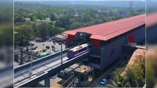 two foot over bridges on metro 7 route