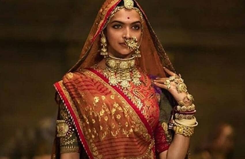 चित्रपटाच्या शूटिंगदरम्यान करणी सेनेने भन्साळींवर हल्लाही केला होता. ट्रेलर बाहेर येताच करणी सेनेने ठिकठिकाणी त्याचा निषेध करत तोडफोड केली.