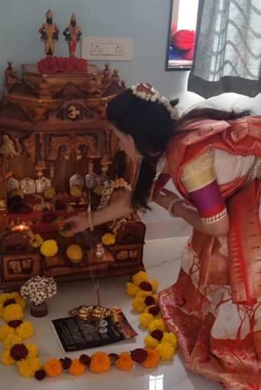 या पूजेचा व्हिडीओ पोस्ट करत कॅप्शनमध्ये प्राजक्ताने ड्रीम होम, न्यू होम, वास्तुपूजा, सत्यनारायण असे हॅशटॅग वापरले.