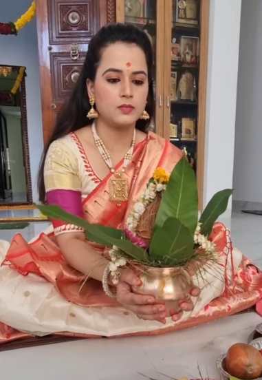 जरीचा घागरा परिधान करून तिने स्वतः त्या घरात वास्तुपूजा आणि सत्यनारायणाची पूजा केली.