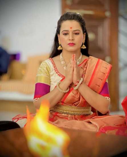आता तिचे हे फोटो आणि व्हिडीओ सोशल मीडियावर खूप चर्चेत आले असून यावर कमेंट करून तिचे चाहते तिच्यावर अभिनंदनाचा वर्षाव करत तिला शुभेच्छा देत आहेत.
