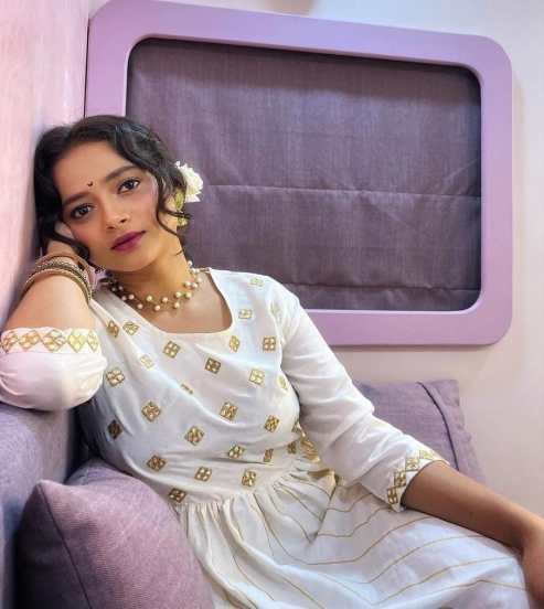 या कार्यक्रमाने अनेक कलाकारांना नवी ओळख दिली आणि यापैकीच एक कलाकार म्हणजे शिवाली परब.