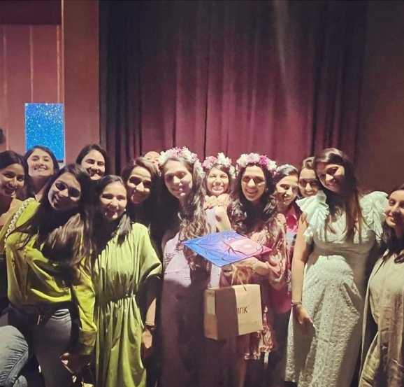 श्लोकाच्या या डोहाळेजेवणाच्या कार्यक्रमामध्ये श्लोकाच्या सर्व खास मैत्रिणी सहभागी झाल्या होत्या. या कार्यक्रमात श्लोकाने गुलाबी रंगाचा गाऊन परिधान केला होता आणि डोक्यावर टियारा घातला होता.