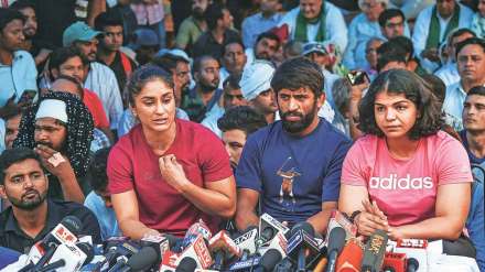 protesting wrestlers threaten to return medals awards after after delhi police action protesting wrestlers threaten to return medals awards after after delhi police action