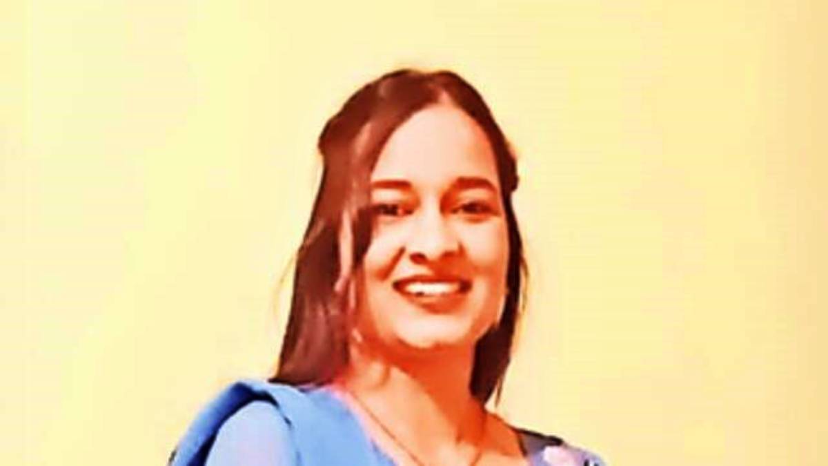 तुझी पहिली चूक म्हणजे तू या समाजात मुलगी म्हणून जन्माला आलीस. आपल्याकडे सन्मानाने जन्माला यायचा हक्क फक्त मुलग्यांनाच आहे, हे तुला जन्माच्या आधीच माहीत असायला हवं होतं. तरीही तुझ्या आईवडिलांनी तुला जन्माला घातलं आणि शिक्षण दिलं - वनिता पाटील