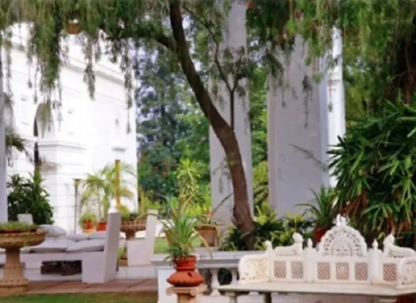 याशिवाय या राजवाड्यात मोठमोठे लॉन, व्हिक्टोरियन कारंजे आणि अशा शेकडो गोष्टी आहेत ज्यामुळे या राजवाड्याला अधिक रॉयल लुक मिळतो. (स्रोत: @celebrityspaghetti/instagram)