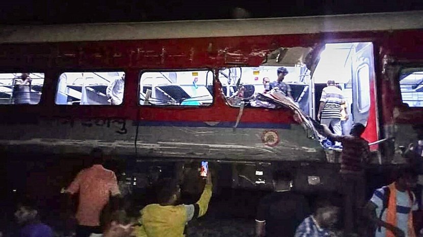 ट्रेनमधील प्रवासी झोपेत असतानाच त्यांच्यावर काळाने घाला घातला आहे. त्यामुळे तब्बल २६१ जणांचे जीव गेले आहेत. मृतांच्या नातेवाईकांनी १२ लाखांची नुकसान भरपाई जाहीर करण्यात आली आहे. (फोटो - इंडियन एक्स्प्रेस)