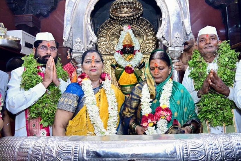 आषाढी एकादशीनिमित्त मुख्यमंत्री एकनाथ शिंदे यांनी त्यांच्या पत्नी लता शिंदे तसेच मानाचे वारकरी दांपत्य भाऊसाहेब मोहिनीराज काळे व मंगल भाऊसाहेब काळे यांच्यासोबत विठ्ठल-रुक्मिणीची महापूजा केली. महापूजेनंतर श्री. विठ्ठल रुक्मिणी मंदिरे समितीच्यावतीने आयोजित मानाच्या वारकऱ्यांच्या सत्कार कार्यक्रमात ते बोलत होते.
