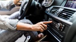 कार सुरू करताच AC चालू करायचा की ठराविक वेळेनंतर? कारच्या दृष्टीने योग्य पद्धत कोणती जाणून घ्या