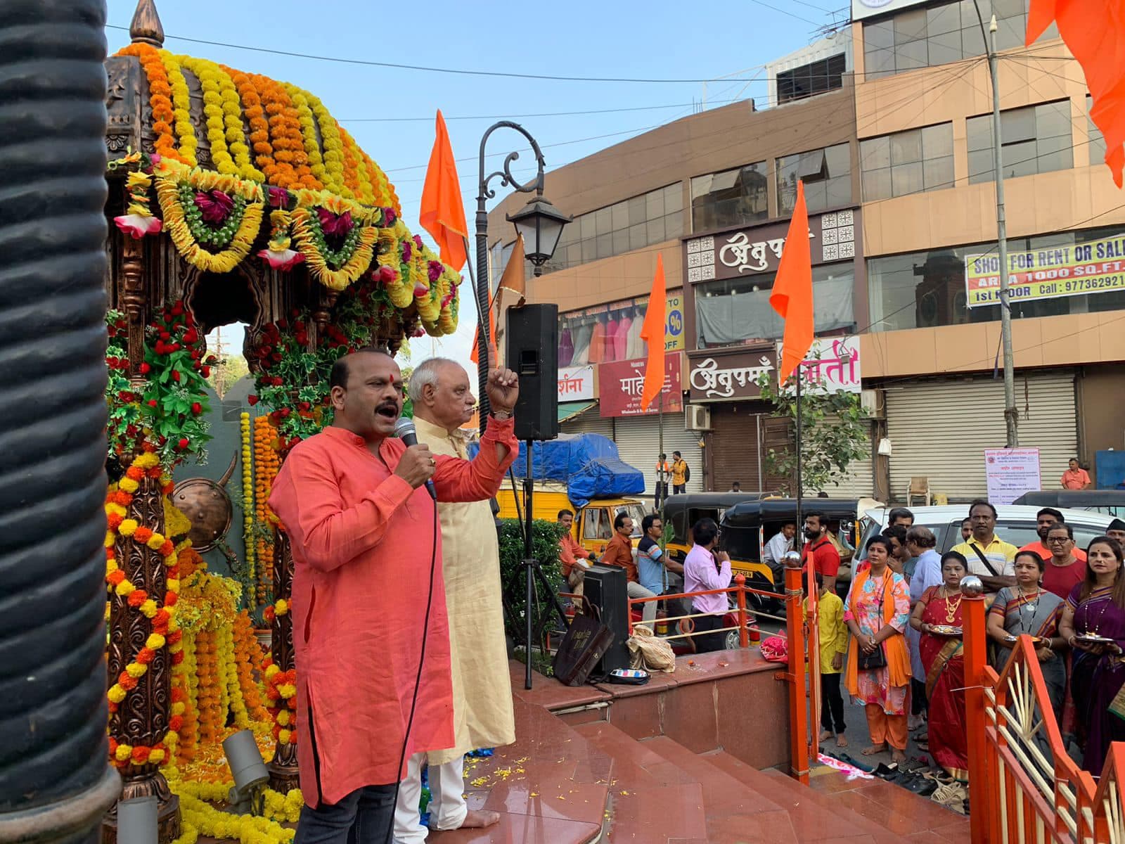 त्या दिवशी कार्यकर्त्यांनी उत्स्फुर्तपणे विषय मांडला. त्यामुळे रवी चव्हाण आणि आमचा नाईलाज झाला. त्यावेळी कार्यकर्त्यांची भावना ऐकून घेणं गरजेचं होतं- नरेंद्र पवार