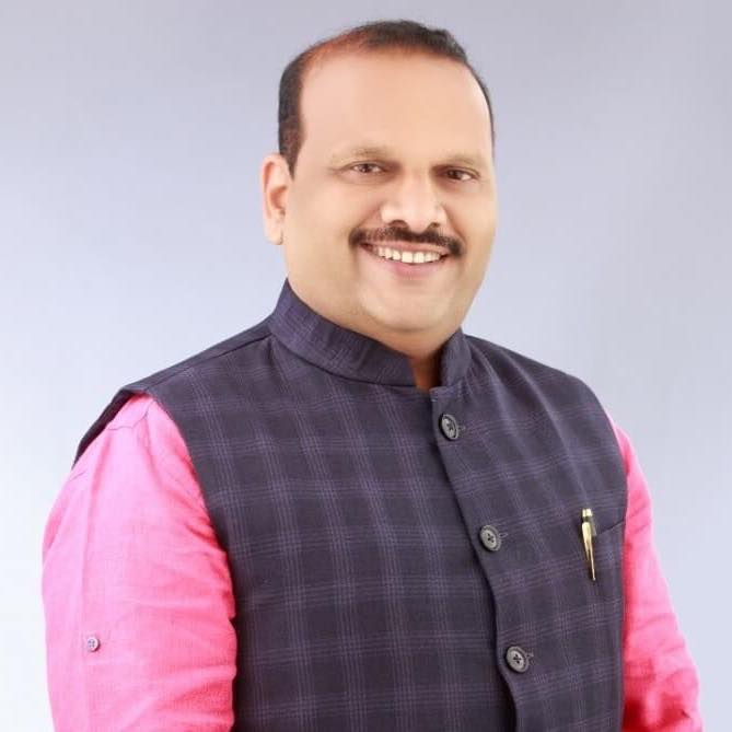 अशातच आता भाजपा नेते आणि माजी आमदार नरेंद्र पवार यांनी शिंदे गटावर गंभीर आरोप केला.