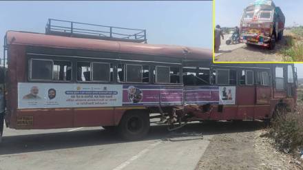 Truck hit bus at Yavatmal