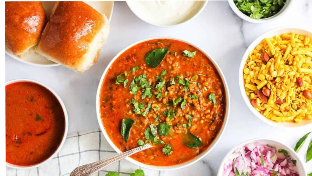 crunchy misal pav crunchy misal pav