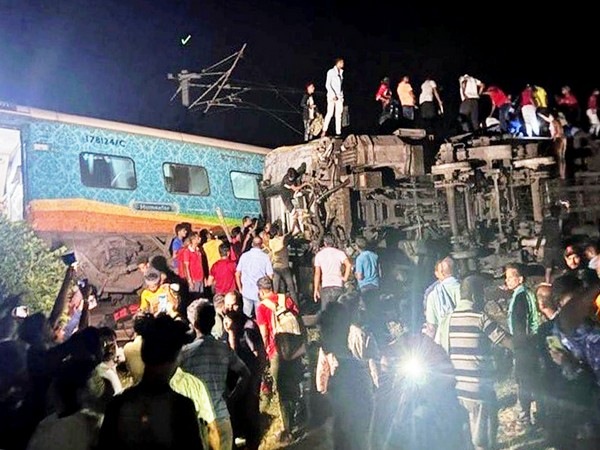 या अपघातात २३९ जणांनी जीव गमावला आहे. तर, ९०० हून अधिक जण गंभीर जखमी झाले आहेत.