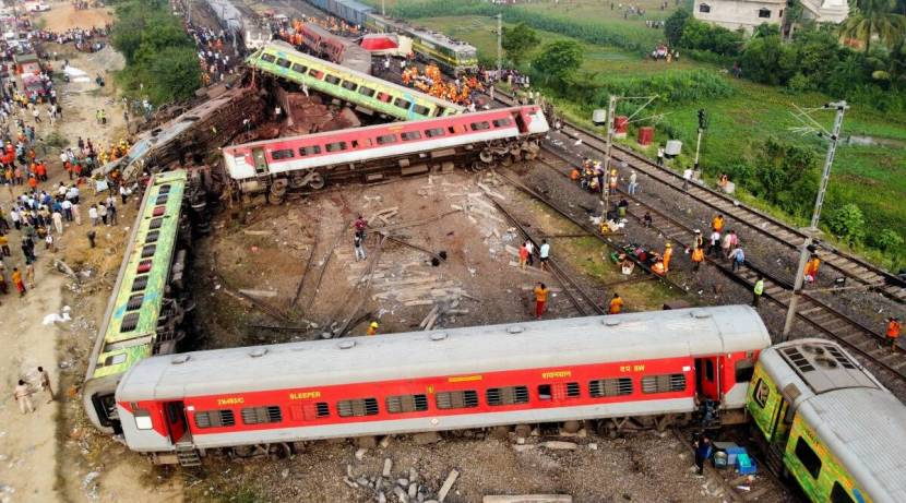 कोरोमंडल ट्रेनला बहनगा स्थानकात सुरुवातीला सिग्नल देण्यात आला होता. त्यानंतर हा सिग्नल काढून टाकण्यात आला. त्यामुळे ही ट्रेन लूप लाईनच्या पुढे आली. ही ट्रेन जलद वेगाने धावत असल्याने या ट्रेनचे डबे रुळांवरून घसरले आणि मालगाडीला आपटले. त्यामुळे या मालगाडीचाही अपघात झाला. (फोटो - इंडियन एक्स्प्रेस)